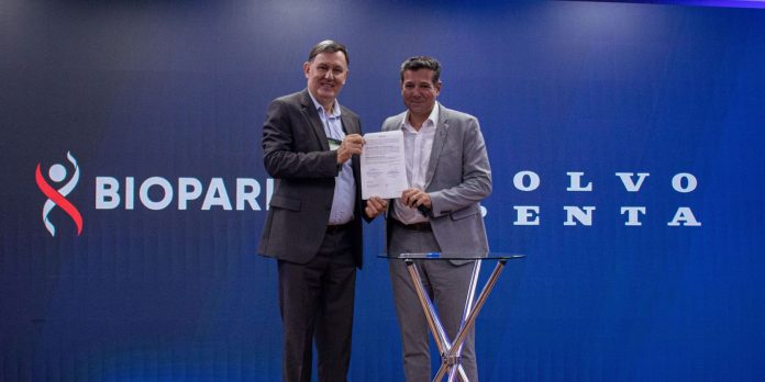 Acordo assinado, formalizando a parceria entre o Biopark e Volvo Penta 