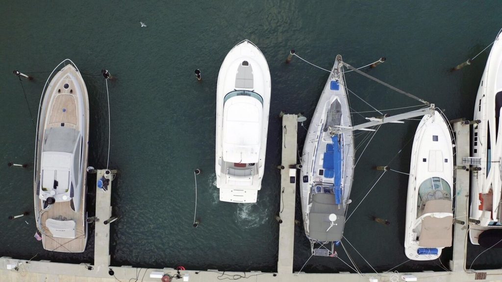 Barcos atracados em doca