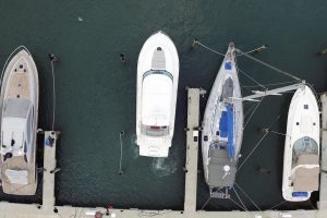 Barcos atracados em doca